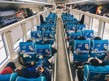 Mavi sandalyeile modern tren iç