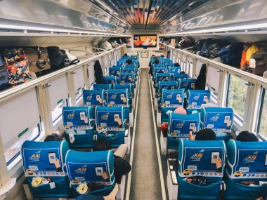 Mavi sandalyeile modern tren iç