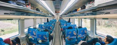 Mavi sandalyeile modern tren iç