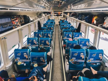 Mavi sandalyeile modern tren iç