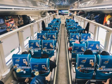 Mavi sandalyeile modern tren iç