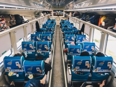 Mavi sandalyeile modern tren iç