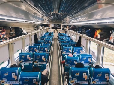 Mavi sandalyeile modern tren iç