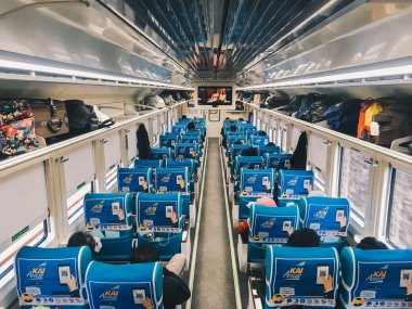 Mavi sandalyeile modern tren iç