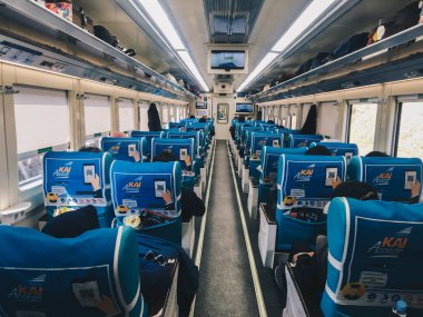 Mavi sandalyeile modern tren iç