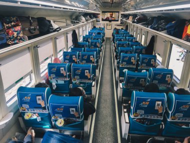 Mavi sandalyeile modern tren iç