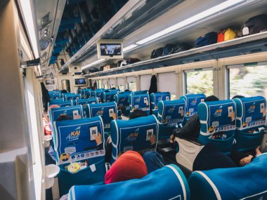 Mavi sandalyeile modern tren iç