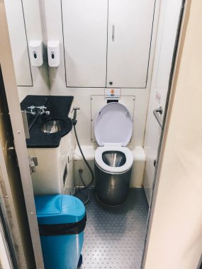 Trende tuvalet ve lavabo.
