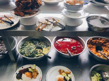 Otel restoranında çeşitli yemekler.