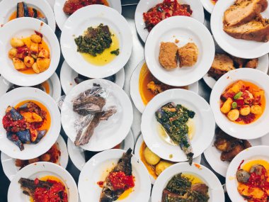 Aile yemeği için Asya tarzı paylaşılabilir yemekler çeşitli, sebze ve deniz ürünleri ile gıda.