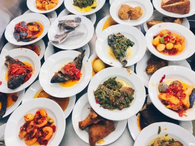 Aile yemeği için Asya tarzı paylaşılabilir yemekler çeşitli, sebze ve deniz ürünleri ile gıda.