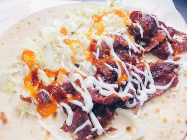 Sebze, et ve peynir ile krep.