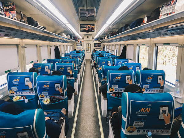 Интерьер современного поезда с синими стульями
