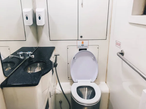 Trende tuvalet ve lavabo.