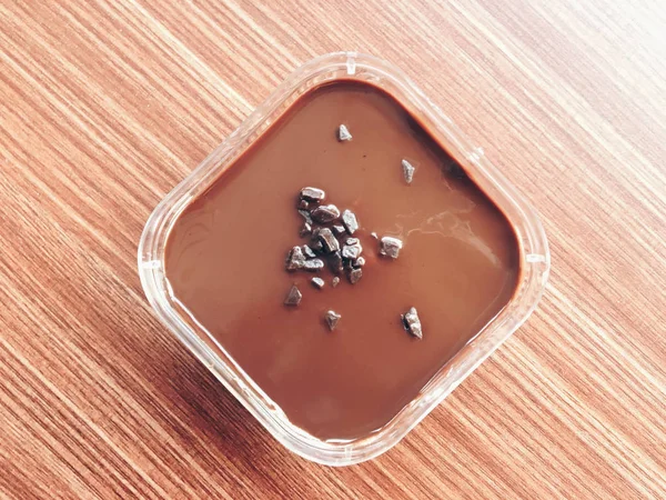 Helado Chocolate Recipiente Plástico Sobre Mesa Madera —  Fotos de Stock