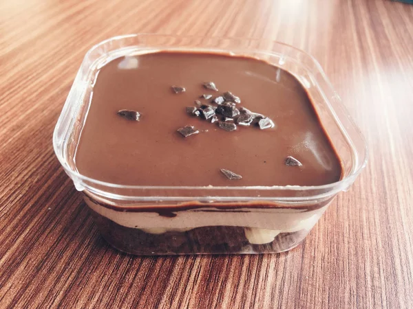 Sorvete Chocolate Recipiente Plástico Mesa Madeira — Fotografia de Stock