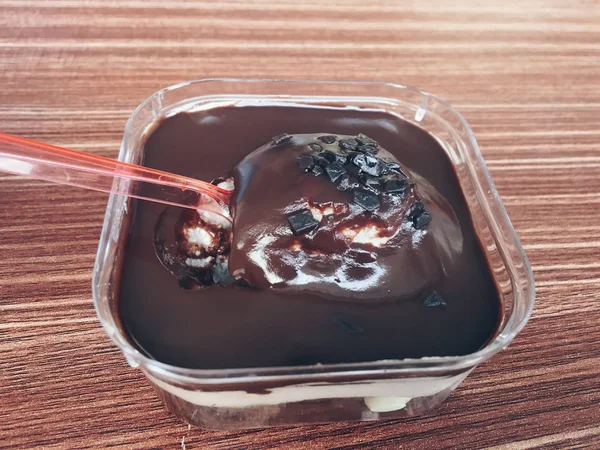 Sorvete Chocolate Recipiente Plástico Mesa Madeira — Fotografia de Stock