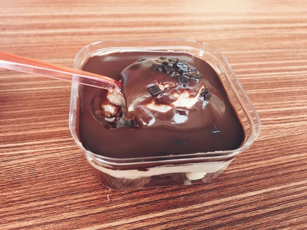 Chokladglass Plastbehållare Träbord — Stockfoto