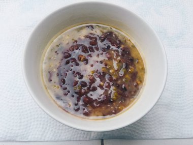 Tatlı siyah pilav ve hindistan cevizi kremalı sütlü ve hindistan cevizi şekerli yeşil fasulye kasesinin yakın plan görüntüsü.