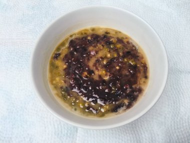 Tatlı tatlı siyah yapışkan pirinç ve hindistan cevizi kremalı süt ve hindistan cevizi şekerli tatlı yeşil fasulye..