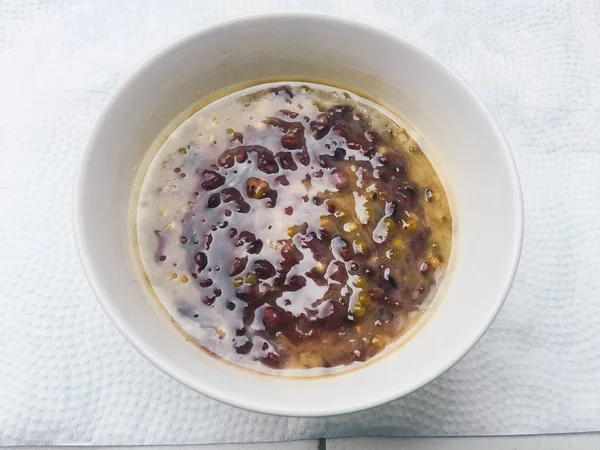 Tatlı siyah pilav ve hindistan cevizi kremalı sütlü ve hindistan cevizi şekerli yeşil fasulye kasesinin yakın plan görüntüsü.