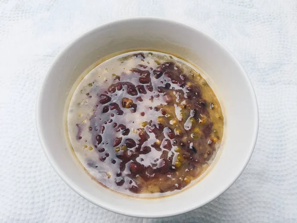 Tatlı siyah pilav ve hindistan cevizi kremalı sütlü ve hindistan cevizi şekerli yeşil fasulye kasesinin yakın plan görüntüsü.