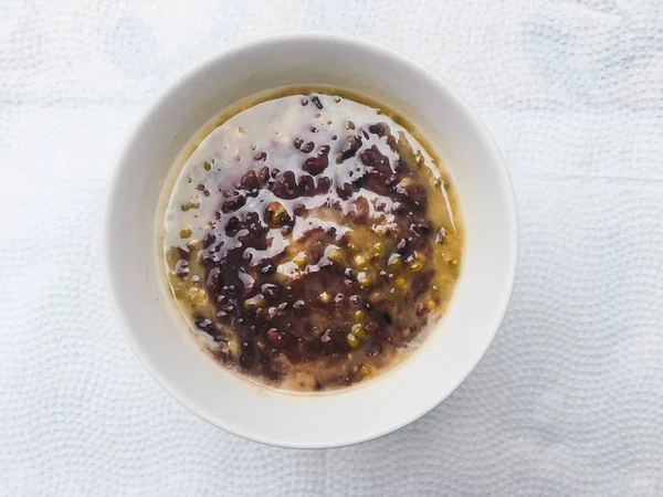 Tatlı tatlı siyah yapışkan pirinç ve hindistan cevizi kremalı süt ve hindistan cevizi şekerli tatlı yeşil fasulye..