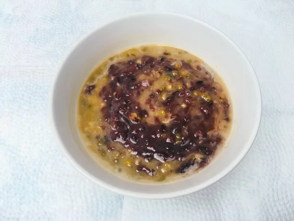 Tatlı tatlı siyah yapışkan pirinç ve hindistan cevizi kremalı süt ve hindistan cevizi şekerli tatlı yeşil fasulye..