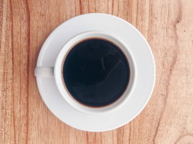 Tahta masada bir fincan kahve.  