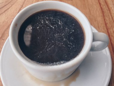 Tahta masada bir fincan kahve.  