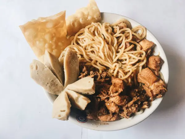 Macarrão Com Frango Placa Branca — Fotografia de Stock