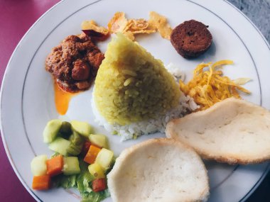 Tavuk ve sebzeler yakın planda.