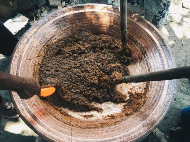 Tahta bir havan topuna yaklaş.