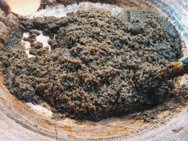 Bahçedeki bayat ekmek.