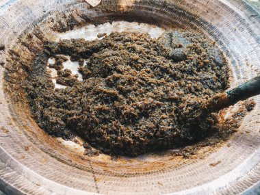 Bahçedeki bayat ekmek.