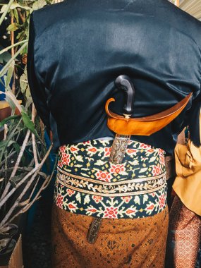Yogyakarta karnavalda Cava kültürünün zenginliğini göstermek için keris, batik ve blangkon ile geleneksel Cava kıyafetleri giyen adam