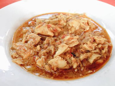 Domates soslu kızarmış domuz eti ve fesleğen.