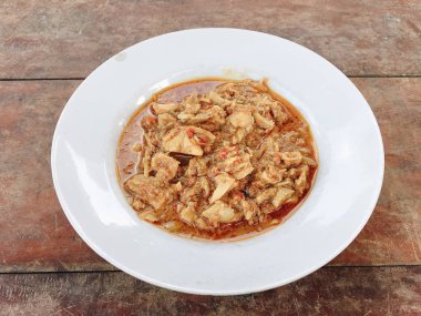 Et ve fesleğenli kızarmış domuz eti.