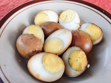 Beyaz kasede kaynamış yumurta, yakın görüş.