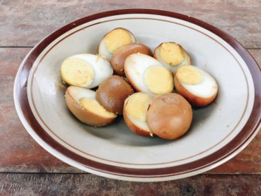 tavuk ve patates bir plaka üzerinde