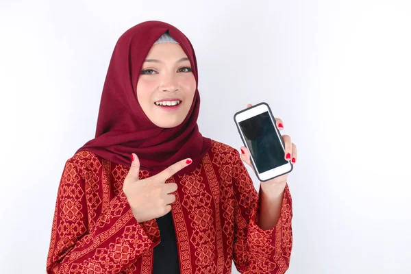 Ung Asiatisk Islam Kvinna Ler Pekar Smartphone Stående Vit Bakgrund — Stockfoto