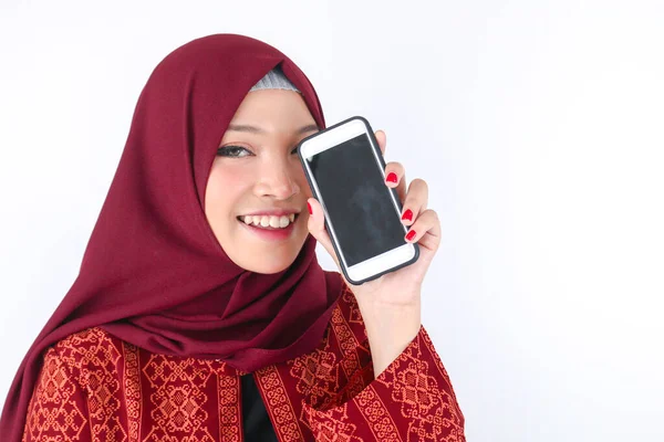 Ung Asiatisk Islam Kvinna Ler Visar Smartphone Stående Vit Bakgrund — Stockfoto