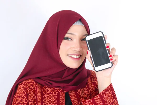 Jovem Mulher Islã Asiático Está Sorrindo Mostrando Smartphone Fundo Branco — Fotografia de Stock