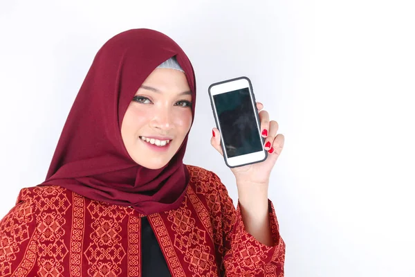 Νεαρή Ασιατική Ισλάμ Γυναίκα Χαμογελά Δείχνει Smartphone Στέκεται Λευκό Φόντο — Φωτογραφία Αρχείου