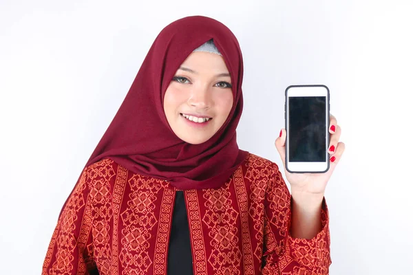 Jovem Mulher Islã Asiático Está Sorrindo Mostrando Smartphone Fundo Branco — Fotografia de Stock