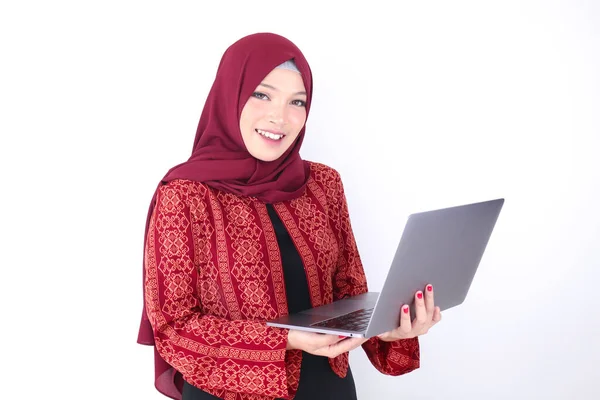 Wanita Muda Islam Asia Berdiri Dan Tersenyum Wajah Dengan Tangan — Stok Foto