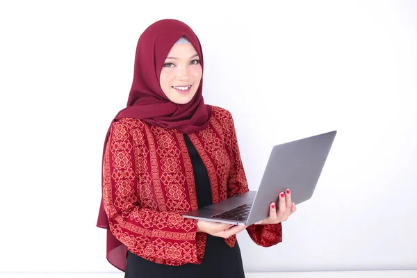 Junge Asiatische Islam Frau Steht Und Lächelt Mit Laptop Der — Stockfoto