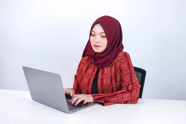 Wanita Muda Islam Asia Sedang Duduk Menikmati Dan Tersenyum Ketika — Stok Foto