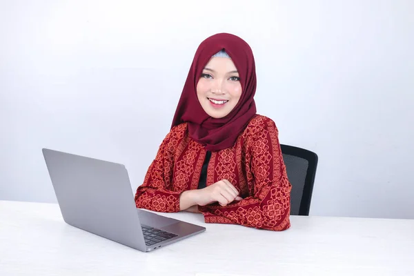 Junge Asiatische Islam Frau Sitzt Genüsslich Und Lächelnd Laptop Auf — Stockfoto