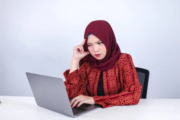 Joven Mujer Del Islam Asiático Mirada Seria Con Gesto Pensamiento — Foto de Stock